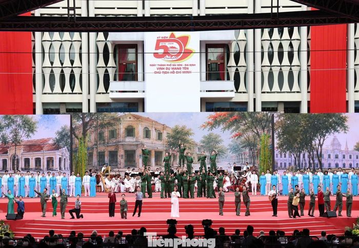 Tiết mục văn nghệ chào mừng lễ kỷ niệm.