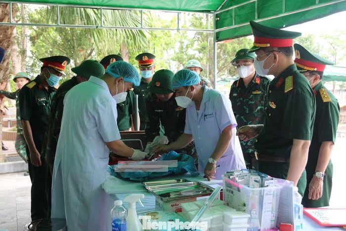 Việc lấy mẫu sinh phẩm được thực hiện theo quy trình chặt chẽ, bảo đảm tính khoa học và sự tôn nghiêm đối với các phần mộ liệt sĩ. Với sự chuẩn bị đồng bộ và ứng dụng công nghệ sinh học, Nghệ An kỳ vọng sẽ đẩy nhanh tiến độ xác định danh tính các liệt sĩ, góp phần đáp ứng nguyện vọng của thân nhân và thực hiện tốt công tác đền ơn đáp nghĩa.