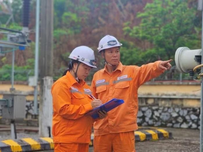 Nhân viên CTĐL Quảng Ninh lấy thông số đếm sét máy biến áp trạm 110kV