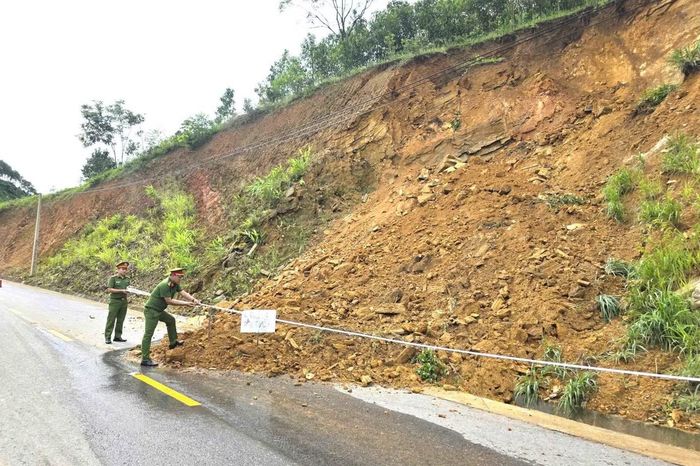 Công an xã Đông Cuông cắm biển cảnh báo nguy cơ sạt lở trên đường tỉnh 163.