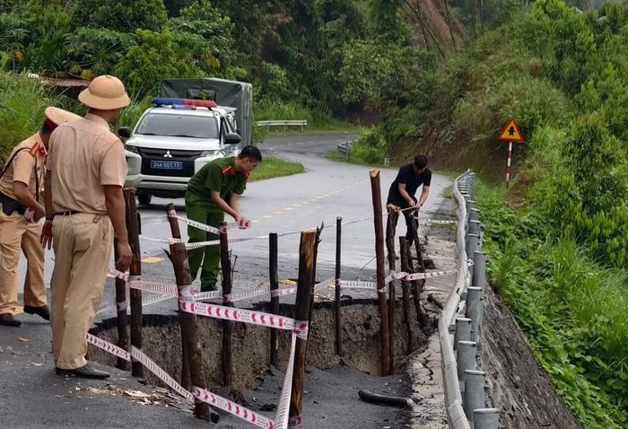 Một số tuyến Quốc lộ, đường tỉnh bị sạt lở taluy dương và sụt lún đường.