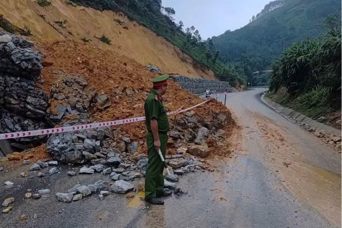 Công an xã Lương Thịnh bảo đảm an toàn cho các phương tiện qua Quốc lộ 37.