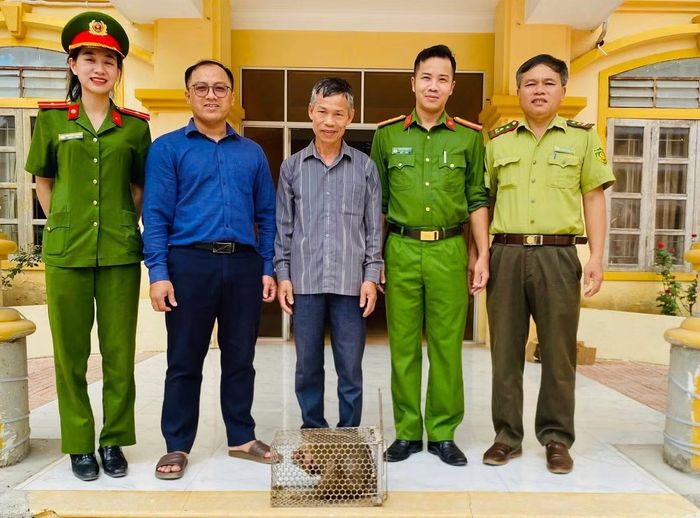 Chính quyền xã và các lực lượng tiếp nhận cá thể khỉ để bàn giao cho Trung tâm cứu hộ.