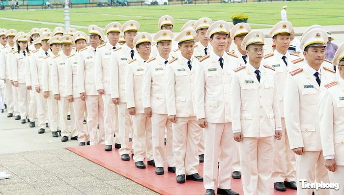 Đoàn đại biểu Cục An ninh chính trị nội bộ vào lăng viếng Chủ tịch Hồ Chí Minh.