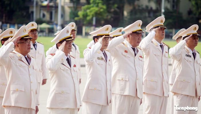 Đoàn thực hiện nghi lễ Chào cờ.