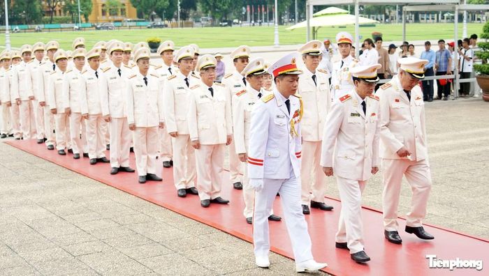 Đoàn đại biểu Cục An ninh chính trị nội bộ vào lăng viếng Chủ tịch Hồ Chí Minh.