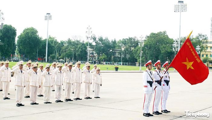 Đoàn đại biểu tham dự buổi lễ do Thiếu tướng Hòa Quang Tưng - Phó Bí thư Đảng ủy, Phó Cục trưởng Cục An ninh chính trị nội bộ (Bộ Công an) làm trưởng đoàn.