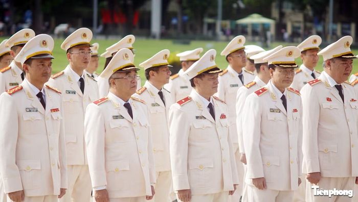 Sau đó, đoàn nghe Lời kêu gọi thi đua ái quốc của Bác.