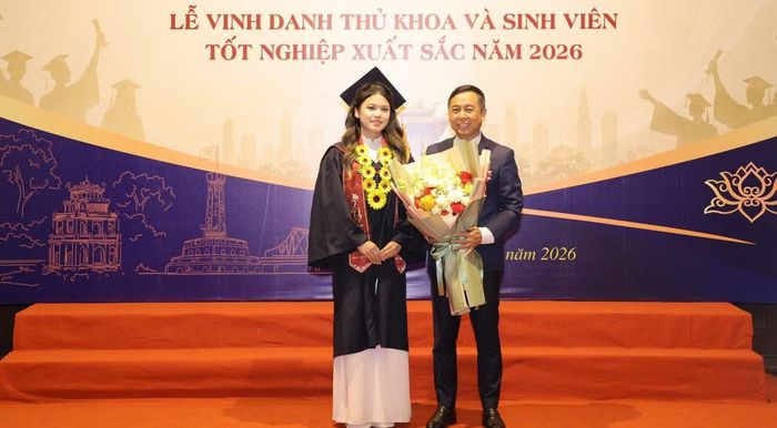 Trần Minh Ngọc (bên trái) thay mặt sinh viên tốt nghiệp toàn trường tặng hoa tri ân nhà trường. Ảnh: NTCC