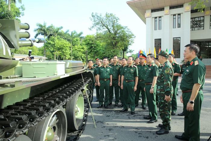 Lãnh đạo Quân ủy Trung ương - Bộ Quốc phòng và các tướng lĩnh tham quan thiết bị quân sự do Quân đội nghiên cứu, sản xuất.