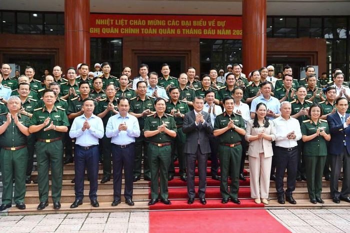 Thủ tướng Lê Minh Hưng cùng các đại biểu tới dự hội nghị.