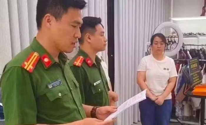 Cơ quan chức năng bắt giữ Nguyễn Thị Thu Hường.