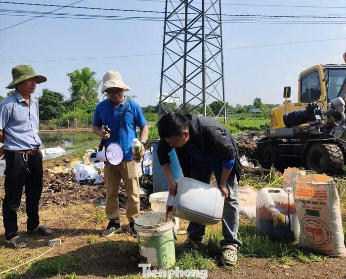  Các đoàn viên, thanh niên trên địa bàn xã được cán bộ Trung tâm đổi mới sáng tạo tỉnh trực tiếp hướng dẫn quy trình xử lý phế phụ phẩm nông nghiệp bằng chế phẩm vi sinh để tạo thành phân bón hữu cơ phục vụ sản xuất. 