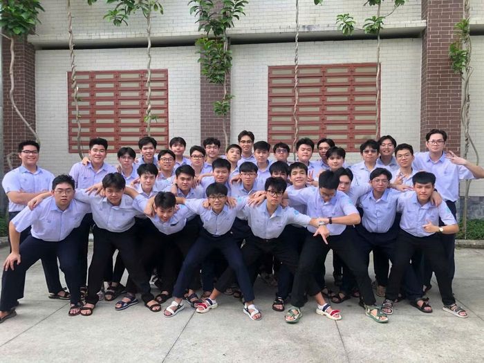 Danh cùng các bạn trong lớp 12A1.