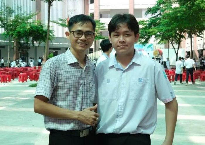 Danh cùng thầy chủ nhiệm Phan Thanh Tùng.