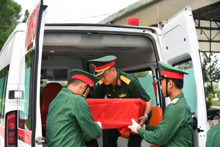 Các mẫu sinh phẩm hài cốt liệt sĩ tại Cần Thơ được niêm phong, vận chuyển lên xe chuyên dụng để đưa đi giám định ADN sau lễ dâng hương.