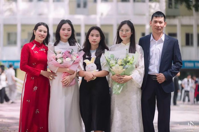 Thùy Trang (thứ hai từ trái sang) chụp ảnh cùng gia đình