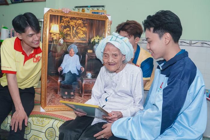 Mẹ Nghiệp có 8 người con, 3 người con lớn hy sinh trong kháng chiến (liệt sĩ Nguyễn Văn Lợi, Nguyễn Văn Chiến, Nguyễn Văn Thắng), hiện mẹ sống cùng con gái thứ sáu là bà Nguyễn Thị Mỹ Hạnh.