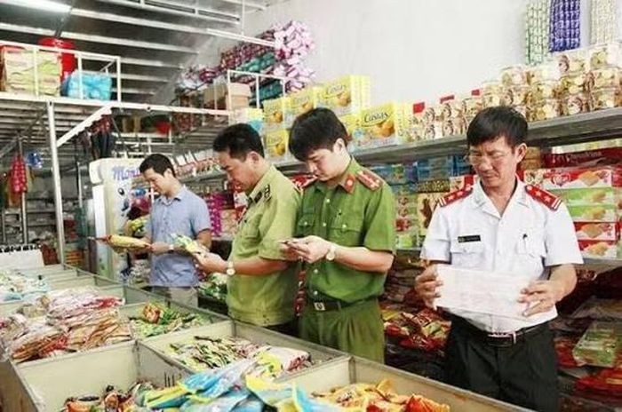Lực lượng chức năng kiểm tra an toàn thực phẩm.