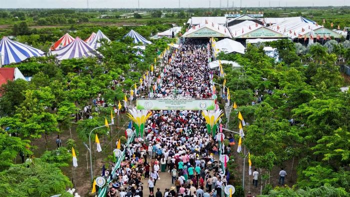 Không gian tổ chức Thánh lễ đông đảo đại biểu, người dân ở các tỉnh, thành phố và cả du khách quốc tế về tham dự.