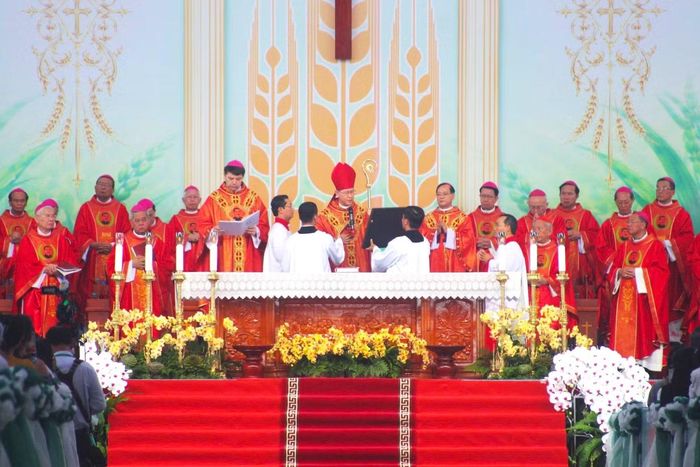 Đức Hồng y Luis Antonio G. Tagle điều hành thực hiện nghi thức tuyên phong Chân phước cho linh mục Phanxicô Xaviê Trương Bửu Diệp.