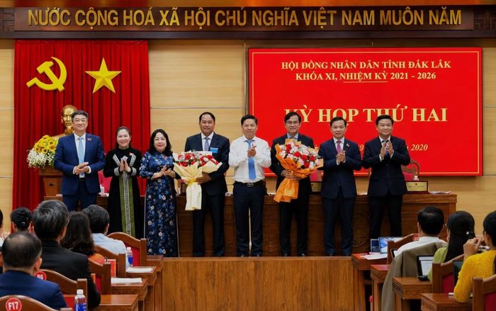 Ông Y Nhuân Byă (thứ 4, từ trái sang) - tân Phó Chủ tịch UBND tỉnh Đắk Lắk.