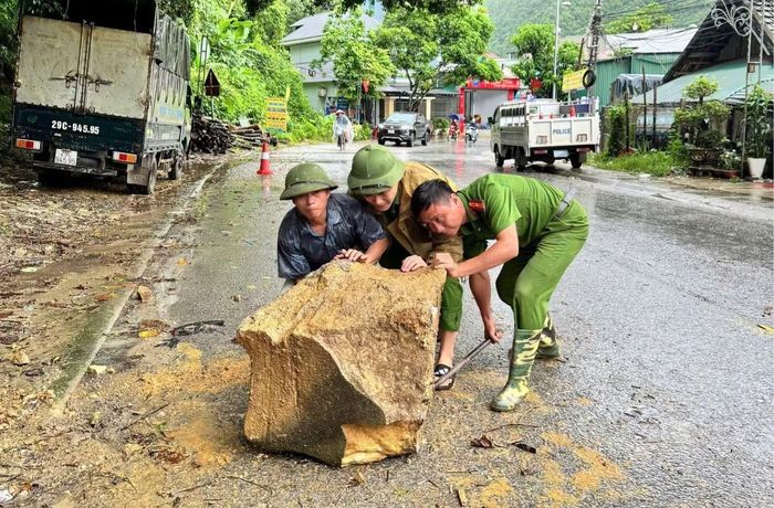  Trước diễn biến phức tạp, lực lượng công an, quân đội cùng lực lượng tại chỗ đã chủ động bám địa bàn, tăng cường tuần tra, rà soát các khu vực xung yếu, kịp thời cảnh báo nguy hiểm, hỗ trợ người dân và phối hợp khắc phục hậu quả thiên tai. 