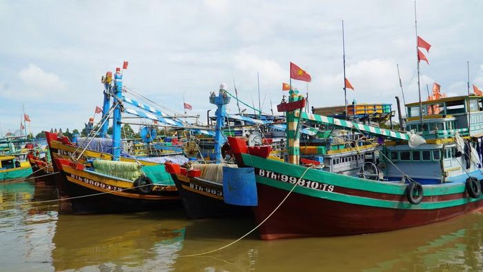 Tàu thuyền neo đậu tại phường Phan Thiết.