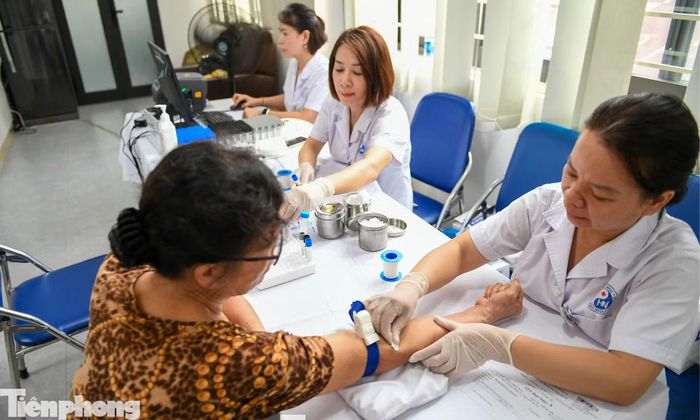Khu vực tiếp đón nhanh chóng nhộn nhịp khi nhân viên y tế hướng dẫn người dân lấy số thứ tự, xác thực thông tin và di chuyển đến các phòng khám theo quy trình.