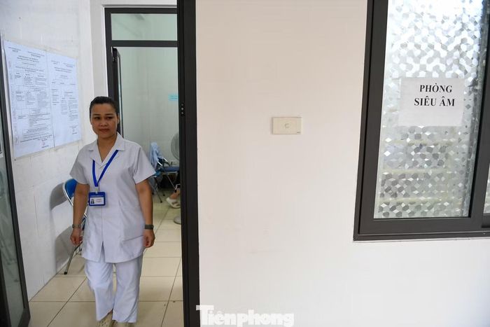 Điểm khám được bố trí đầy đủ các khu vực chức năng, người dân lần lượt thực hiện khám nội, ngoại khoa, mắt, tai - mũi - họng, răng - hàm - mặt, điện tim, siêu âm, chụp X-quang, xét nghiệm và được bác sĩ tư vấn sau khám.