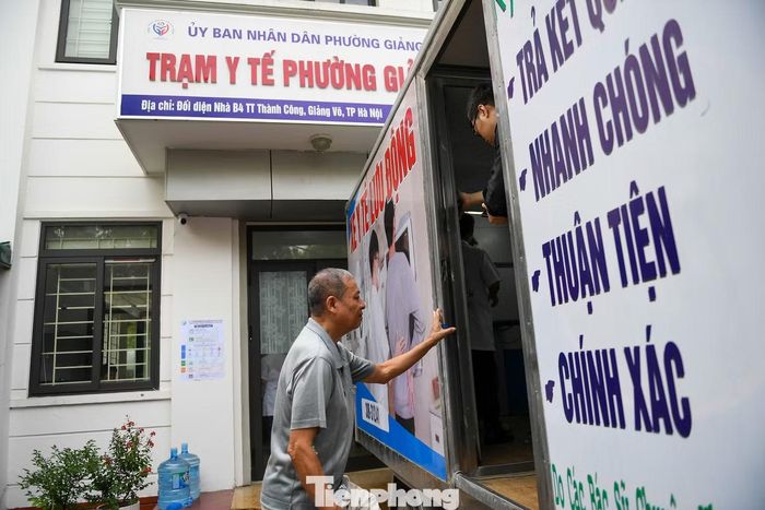 Lần đầu tham gia chương trình khám sức khỏe miễn phí tại địa phương, ông Phạm Ngọc Bảo (phường Giảng Võ) cho biết trước đây gia đình chủ yếu đến bệnh viện khi có dấu hiệu bệnh, chưa duy trì thói quen khám sức khỏe định kỳ.
