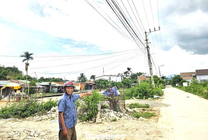 Ông Phan Văn Cầu bên khu đất bàn giao cho địa phương xây dựng chợ.