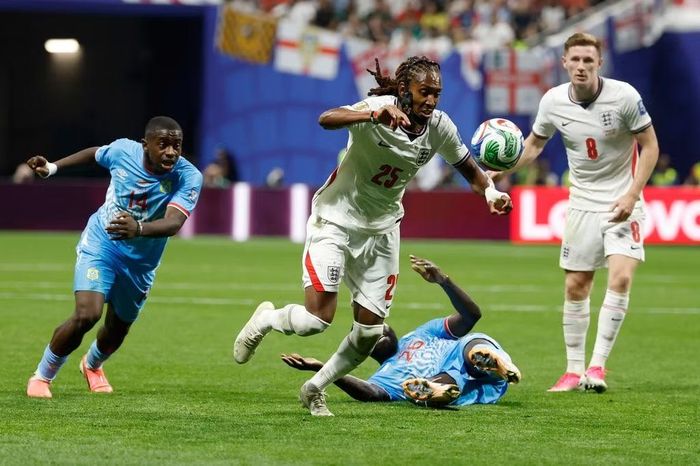 Tuchel đã sai khi tin tưởng tuyệt đối vào Spence?