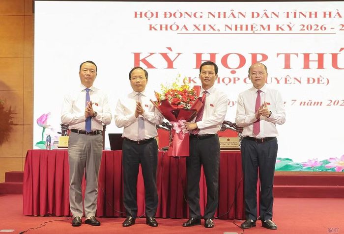 Tỉnh ủy tặng hoa chúc mừng tân Phó Chủ tịch UBND tỉnh Nguyễn Trọng Hiếu. (Ảnh Báo Hà Tĩnh).