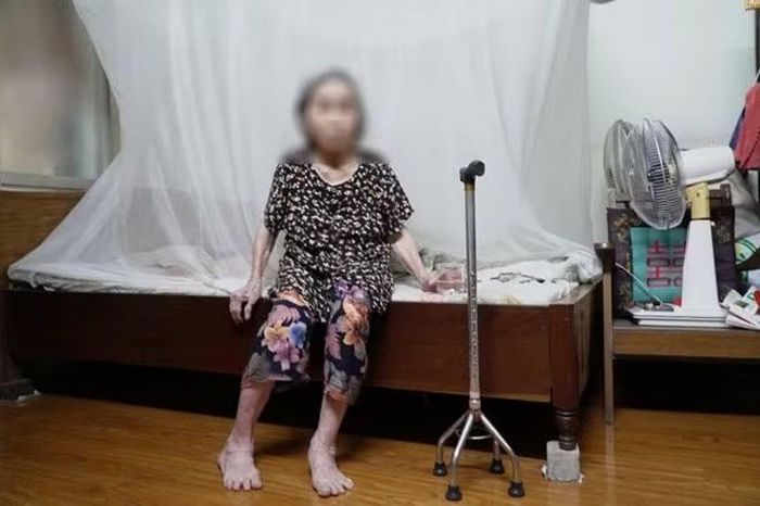 Vụ việc cụ bà tại phường Bạch Mai được con cháu khiêng đến cơ quan chức năng để hoàn thành ủy quyền đã hết hạn