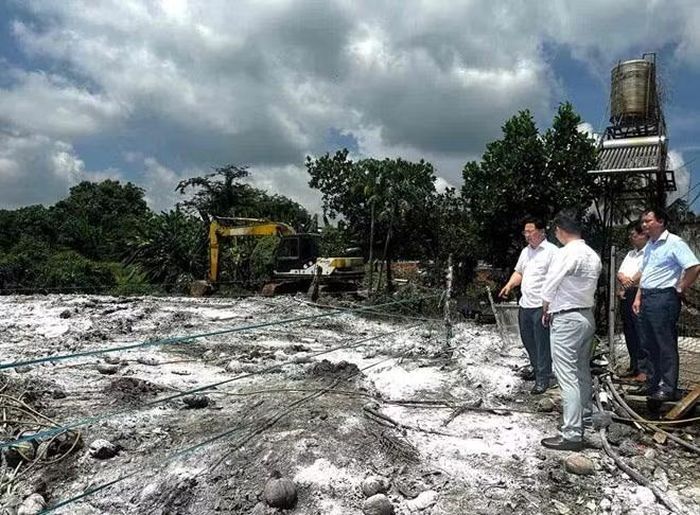 Ngành chức năng giám sát việc tiêu hủy gần 2.000 con heo nhiễm bệnh DTHCP tại Tân Phú (ảnh: H.A.C)