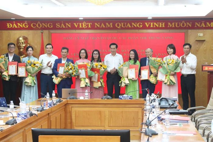 Hội đồng đánh giá trao giấy chứng nhận và tặng hoa chúc mừng các báo cáo viên giỏi tham dự chương trình. Ảnh: PV.