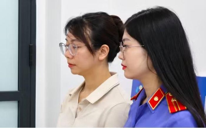 Tống đạt quyết định khởi tố nguyên Kiểm sát viên Lê Thị Hồng Nhung.