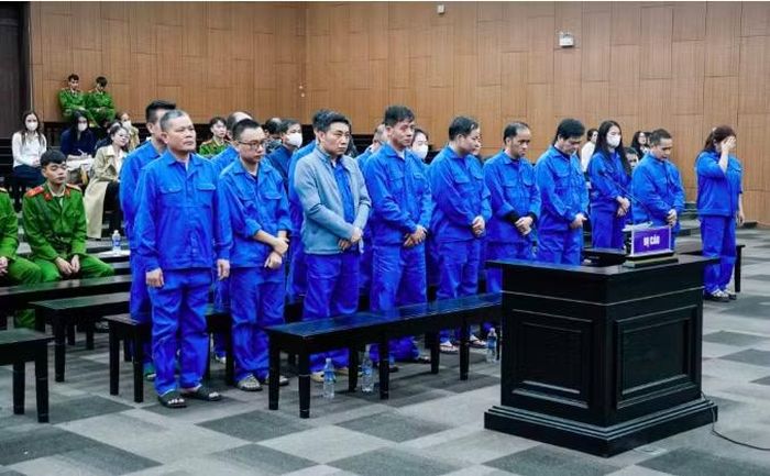 Các bị cáo trong vụ án "môi giới, đưa và nhận hối lộ" tại TAND Cấp cao tại Đà Nẵng.