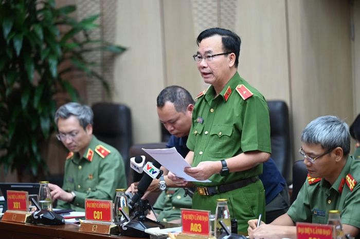 Thiếu tướng Lê Văn Tân, Phó Chánh Văn phòng Cơ quan Cảnh sát điều tra Bộ Công an thông tin tại cuộc họp báo.