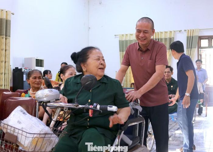 Nhà báo Trần Quang Long - Trưởng Văn phòng đại diện Báo Tiền Phong khu vực Bắc Trung Bộ thăm hỏi, động viên các bác thương bệnh binh tại trung tâm.