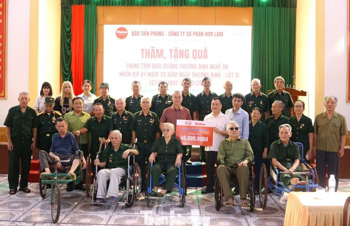 Đoàn công tác trao tặng 40 triệu đồng đến Trung tâm Điều dưỡng thương binh Nghệ An.
