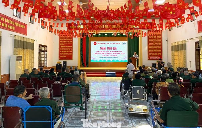 Toàn cảnh buổi lễ trao quà.