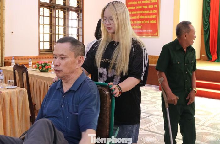 Những món quà là nguồn động viên tinh thần rất lớn đối với các bác thương, bệnh binh.