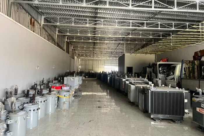 Máy biến áp giả nhãn hiệu công an phát hiện tại kho của nhóm đối tượng.