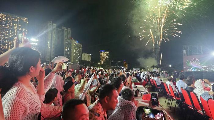 Mãn nhãn với pháo hoa chào mừng kỷ niệm 50 năm thành phố mang tên Bác.