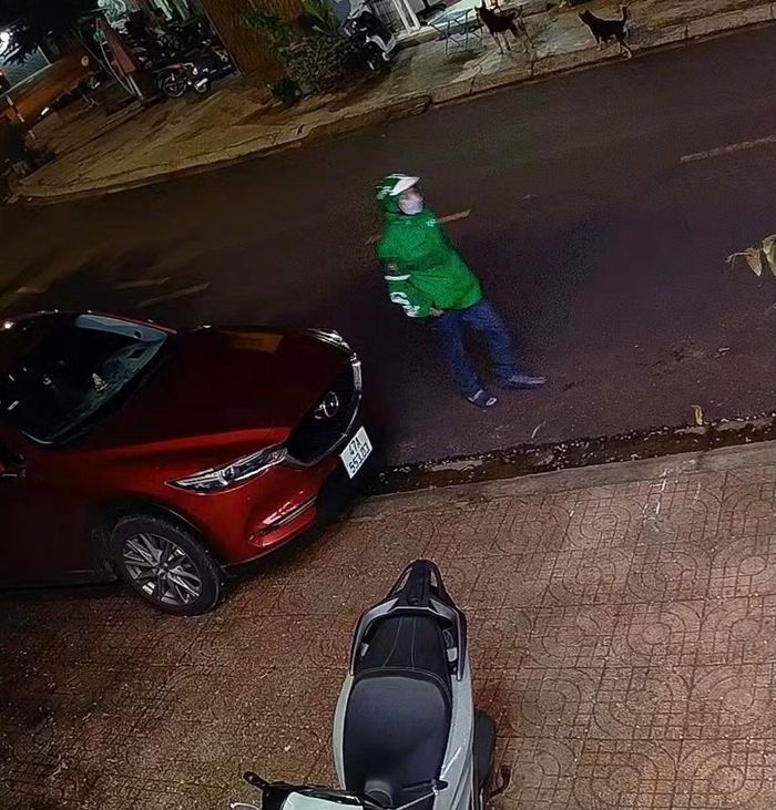 Nghi phạm mặc áo Grab đi tới gây án rồi bỏ trốn.