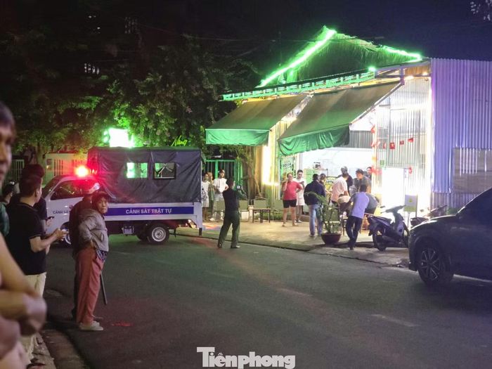 Rất đông người dân theo dõi công an khám nghiệm hiện trường vụ việc. Ảnh: Tuấn Nguyễn.