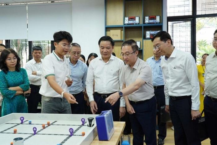Đồng chí Đặng Minh Thông, Phó Bí thư Thành ủy TP HCM; đồng chí Lê Ngọc Sơn - Bí thư Đảng ủy, Chủ tịch HĐTV Petrovietnam; đồng chí Trần Quang Dũng - Phó Bí thư thường trực Đảng ủy Petrovietnam và các đại biểu tham quan phòng STEM do Petrovietnam tài trợ tại Trường THPT Châu Thành (Thành phố Hồ Chí Minh)