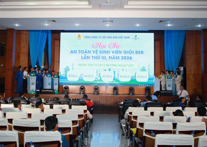 Các đội thi tranh tài tại phần thi lý thuyết.